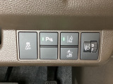 ハンドルの右側にはヘットライトリベライザーとHondaセンシング用のメインスイッチがついています。ヘッドライトリベライザーは道路状況や積荷の加重に応じてライトの高さを調節できます。