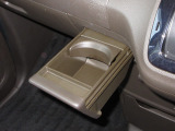 運転席と助手席の間にはドリンクホルダーがあります。取りやすい位置にありますからドライブも楽しくなりますね!