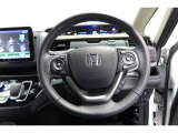 運転中もハンドルでの操作が可能です。特に高速道路等の目が離せない運転時には、便利さだけでなく、安全性も兼ね備えております。