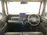 【前方視界】開放的な前方視界!運転がしやすく疲れにくいです♪窓が大きく、見通しがとっても良いおクルマですよ♪