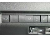 オートマチックハイビームとは、先行車や対向車のライトを認識し、ハイビームとロービームを自動で切り替える機能です。夜道の視界を確保します。詳細は販売店スタッフまでおたずねください。