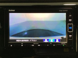 ギヤをR(バック)に入れるとナビの画面に後ろの映像が映るリアカメラ付です。後退時、コンディションが悪い視界でもカラーバックモニターがドライバーをサポートします。