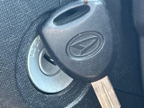 【キーレス】少し離れた場所からでもボタン一つでドアの開錠・施錠ができるのでとっても便利!ドアの鍵穴周りに傷をつけることもありません♪
