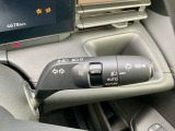 周囲の明るさや対向車に合わせて自動で照射を調整してくれるアダプティブヘッドライトを装備。夜間走行時の視認性を高めながら、対向車へのまぶしさも軽減してくれる安心機能です