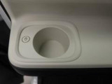 ホットドリンクをちょうどいい温度でキープしてくれる保温機能付きのホッとカップホルダー(前席)。ほっこり快適にドライブをサポート。
