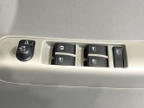 【電動格納ミラー】サイドミラーは電動格納式となっており、狭い駐車場でもキズがつくリスクを抑えられます。