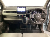 車内は光触媒抗菌消臭施工済です。インパネ周りはスタイリッシュなデザインで機能や装備も充実しています。グローブボックスやカップホルダーのほかにトレーなどたくさんの収納スペースが付いています。