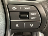 ハンドルにHondaセンシング系のクルーズコントロールやレーンキープアシストなどのスイッチが装備されています。ハンドルから手を離さず安全に操作できます。