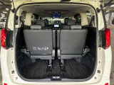 トランク収納スペースをご確認ください。荷物の積み下ろしがしやすい広さを確保しており、日常使いからレジャーまで幅広く活用できます。