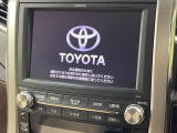 【メーカー純正ナビ】インテリアに溶け込むスタイリッシュな「専用設計」メーカーナビを装備♪視認性や操作性など基本性能にも優れ、より上質なカーライフをお楽しみいただけます。