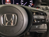 ハンドルにHondaセンシング系のクルーズコントロールやレーンキープアシストなどの操作スイッチが装備されています。ハンドルから手を離さず安全に操作できます。
