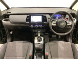 車内は光触媒抗菌消臭施工済です。インパネ周りはスタイリッシュなデザインです。グローブボックスやカップホルダーのほかにトレーなどたくさんの収納スペースが付いています。