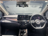 視界が広く、運転しやすい室内です。