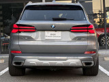 BMWのテールランプはプレスラインへと続く形状のため、統一感のある綺麗なラインを演出しております。