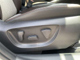 運転席はパワーシートを装備しております。簡単にシートポジションを調整できます。