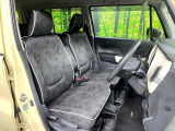 運転席まわりには十分なスペースがあり、大柄な方でもゆったり運転していただける環境です。