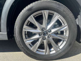 225/55R19のCX-8専用のアルミホイール。デザインもさる事ながら、切削加工により、重量軽減と立体感を与えられた贅沢なアルミホイールです!
