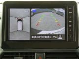全周囲カメラで、クルマを上空から見下ろしているかのような映像を映し出します。周囲の状況がひと目でわかります!