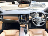 S90T6インスクリプションが入庫しました!高品質スピーカーやサンルーフなど快適装備盛りだくさん♪もちろんボルボが世界に誇る安全機能も多数装備されております。是非ご覧にお越しくださいませ。