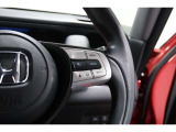 Hondaセンシングの機能のひとつ、アダプティブクルーズコントロール付!アクセルから足を離しても設定したスピードと前車との車間を保ち走行してくれます!車線維持もアシスト☆高速道路で疲労軽減ですね☆