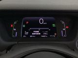 デジタル表示のスピードメーターとタコメーター、燃費やオドメーターなどの表示の他に、ホンダセンシング機能などの表示もできる多機能なマルチインフォメーション・ディスプレイです。