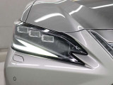 LEDヘッドランプにはアダプティブハイビームシステム「AHS」を採用。光検出カメラで車両検出をし、先行車や対向車に直接ハイビームを当てないように部分遮光します。