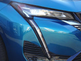 マトリックステクノロジーにより薄型化されたLEDヘッドライトは、LEDデイライトと立体的造形で融合し、質感の高いフロントフェイスを創りあげている。