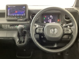 【ハンドル】運転にかかわる様々な操作を安全に行えるように視点移動が少なく操作性に配慮されたスイッチ類が凝縮されたコックピットです。