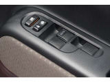 スイッチ一つで窓を開け閉めできるパワーウィンドウスイッチです。