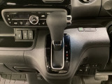CVT車のセレクトレバーです。低速から高速まで、変速ショックのないスムーズな走りを実現するとともに、エンジン効率のよい領域を維持することで燃費にも貢献します。