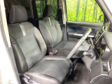 運転席まわりには十分なスペースがあり、大柄な方でもゆったり運転していただける環境です。
