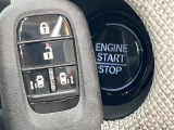 【Hondaスマートキー】カバンやポケットに入れたままでもドアの施錠・解錠が可能なスマートキーを装備。エンジンのオン・オフ時もカギを取り出す必要が無いからとっても便利です♪