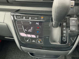 シフトレバーは簡単操作で運転もしやすくなっております。