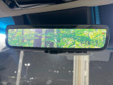 【デジタルインナーミラー】後席の大きな荷物や同乗者で後方が確認しづらい時でも安心!カメラが撮影した車両後方の映像をルームミラー内に表示。クリアな視界で状況の確認が可能です!