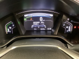 真ん中にスピードメーターを配した、見やすいメーターになっています。中央のインフォメーション画面でオドメーターや燃費などの情報を確認できます。