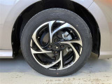 タイヤサイズは185/60R15!モデリスタ製アルミホイールがオシャレ!納車前の点検時に当社指定の新品タイヤに交換させていただきます!(右フロントタイヤ)