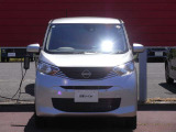 運転席からの視界が左右に広く隅々まではっきりと見渡せます。クルマの前端も把握しやすく安心して運転できます。狭い曲がり角でもすっと曲がれる回転半径4.5m、路地裏の運転もらくらくです。