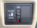 【パワースライドドア】スマートキーや運転席のスイッチでスライドドアの開閉が可能♪電動だから力を入れてドアを開ける必要が無く、小さいお子様でも、重い荷物を持っている時もラクに開け閉めできます♪