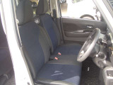 運転席は広々とゆったりしております。広いと乗り降りもラクラクですし、運転時も疲れにくくて運転しやすいですよ。