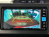 【バックカメラ】 駐車時に車両後方の様子を見ることができるので、運転の不安を軽くします。