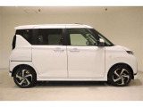 運転席側の真横からのサイドフォルム、シンプルで飽きのこないスタイリッシュなスタイルですね!乗降しやすそうなのがわかります。