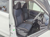 運転席にはシートリフターが付いておりますので、前後のスライドに加えシートの高さも変更出来ます。小柄な女性の方でも運転しやすいポジジョンが取れ、安心して運転できます。