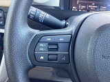 オーディオコントロールスイッチがハンドルに装備されているのでハンドルから手を離さずに運転が可能です。