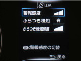 レーンディパーチャーアラートとは車線、又は走路からの逸脱の可能性をブザーにて警告します。