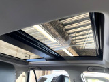 【大型サンルーフ】車内の解放感が一気に上がる大型のパノラマルーフ!季節を問わず開放的で快適なドライブをお楽しみいただけます。流通量も少なく希少価値の高い人気の装備です♪