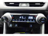 ★エアコンはオートタイプが装着済みです!オートモードにしておけば、車内温度を設定するだけで風の料や吹き出し口の切り替えを機械が行ってくれます!一年中快適な環境を作れますよ♪