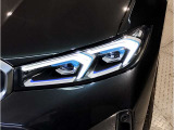BMWの伝統の丸目4灯ヘッドライトでございます。LEDライトで視認性もよく明るく安全性の向上につながります。