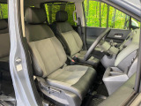 運転席まわりには十分なスペースがあり、大柄な方でもゆったり運転していただける環境です。