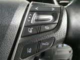 ステアリングには、メーター内インフォーメーションディスプレイの操作が、運転中でも目線をそらさずできます。