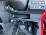駐車ブレーキは指で操作する電動式です
